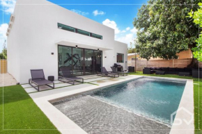 Villa Noir Design District Miami 4BR & 2BA Sleeps 14 with Grill, Pool Table, Pool & More